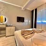 & Luxe 4* モスタル