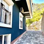 & Luxe Μόσταρ