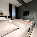 & Luxe Μόσταρ