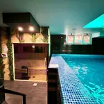 & Luxe Μόσταρ