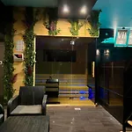 & Luxe