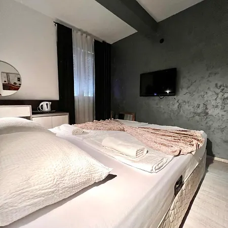 & Luxe Μόσταρ