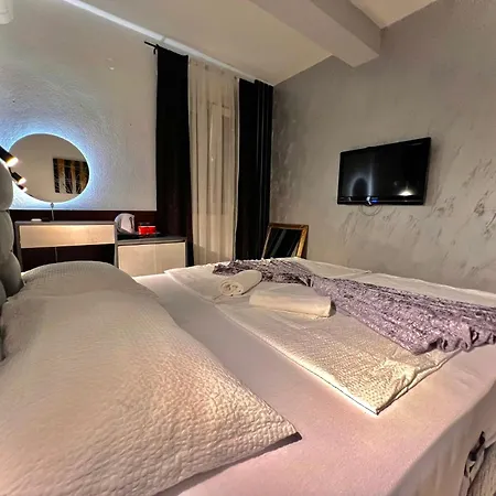 & Luxe Hotel