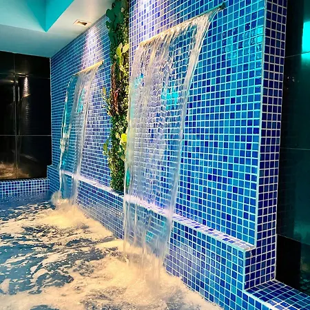& Luxe Hotel