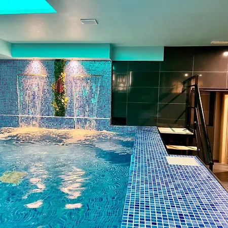 & Luxe Hotel