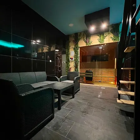 & Luxe Hotel