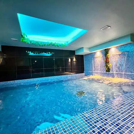 & Luxe Hotel